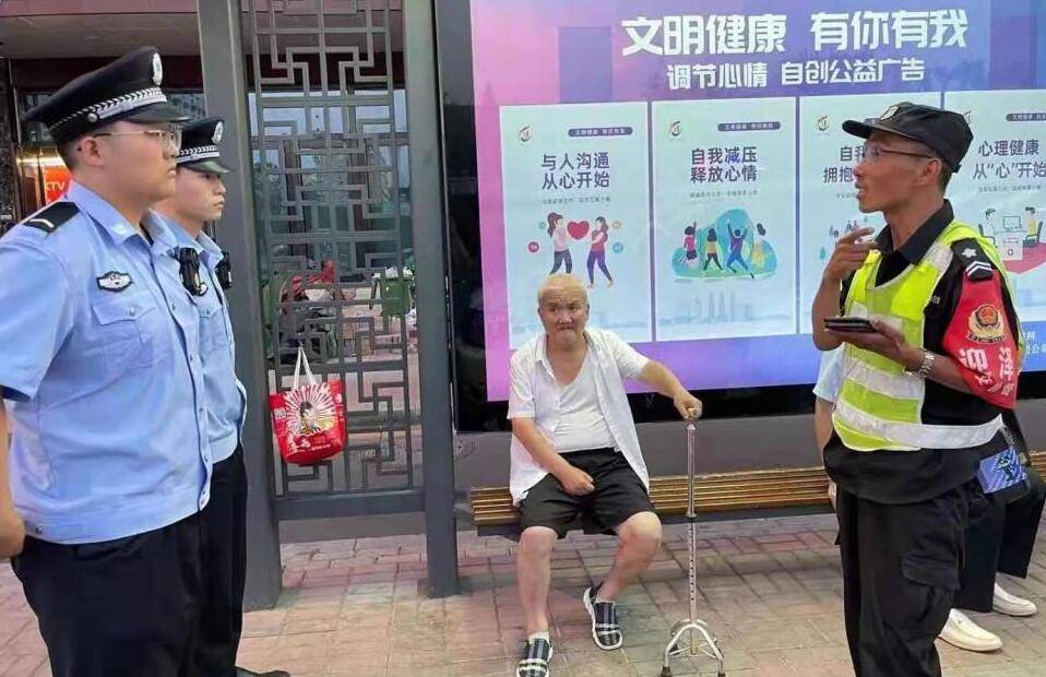 邵东老人无法坐公交 民警热心帮助